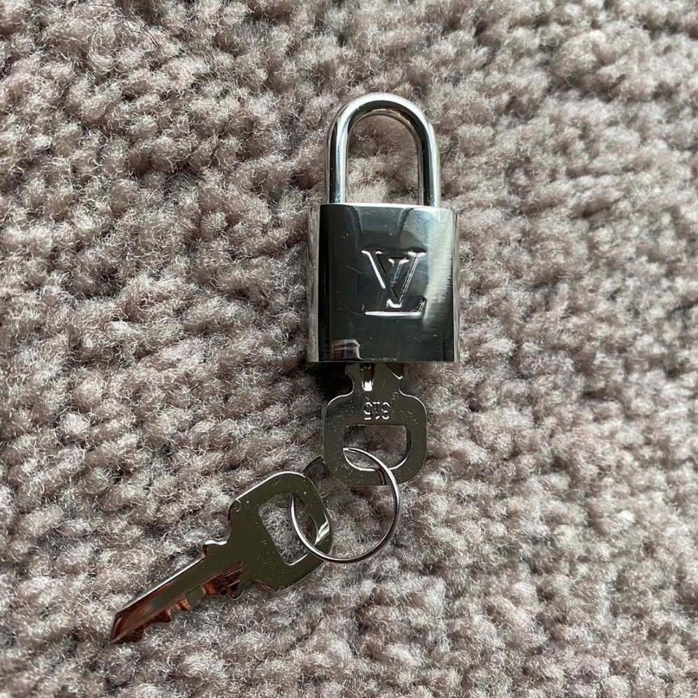 Vintage Louis Vuitton Silver Lock and 2 2️⃣ Keys - Picture 2 of 6